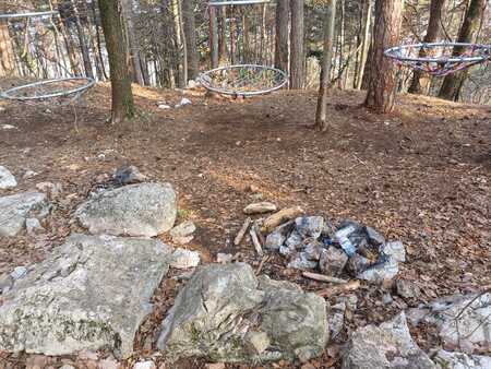 Vandalizem na doživljajski poti Zlati čoln; Vir: Občina Sežana